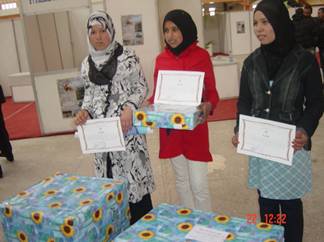 Distibution des cadeaux aux laureats du concours